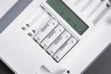 Şarj edilebilir piller yakın çekim için şarj. Pil şarj cihazı. Akümülatör pili şarj edin..