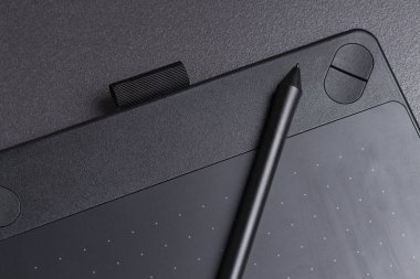 Modern siyah grafik tablet çizim kalem yakın çekim ile için.