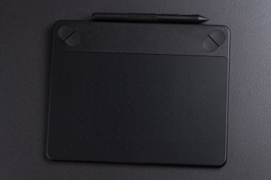 Modern grafik tablet kalemiyle çizim için siyah arka plan üzerinde. Aracı Tasarımcısı ve yaratıcı sanatçı.