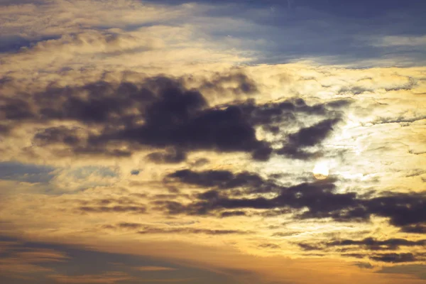 Ciel nuageux coloré au lever du soleil . — Photo