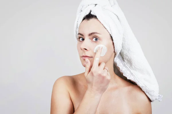 Wanita membuat masker wajah di wajahnya di latar belakang putih. Prosedur Kosmetik Kecantikan spa dan kosmetologi — Stok Foto