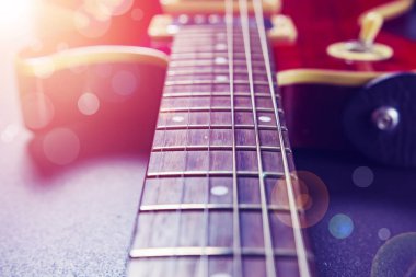 Kırmızı elektro gitar yakın çekim. Müzik konsepti. Güneş ışığı ve bokeh arka plan üzerinde Vintage Gitar.