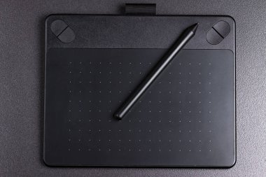 grafik tablet kalemi siyah arka plan üstten görünüm üzerinde ile.