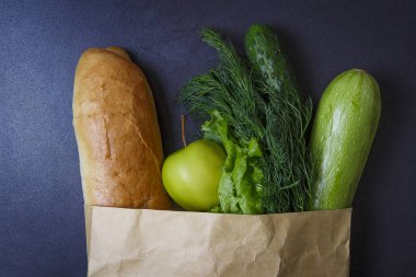 Kağıt paket siyah arka plan üzerine yiyecek dolu. Sağlıklı gıda deposundan. Sebze ve ekmek paket Store.
