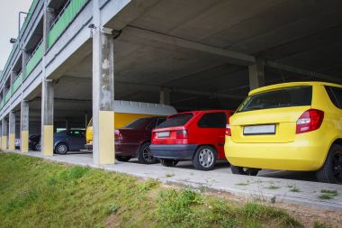 Şehrin araçlık otopark. Park arabalar.