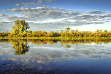Yatay, Nehri'nin kıyı ve gökyüzünün su yansımalar. Bahar doğa. Sahne bahar Nehri