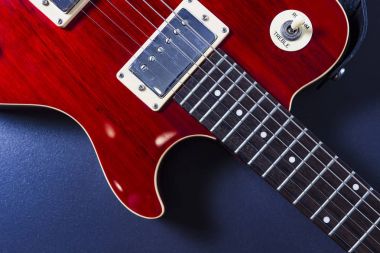 Siyah zemin üzerine kırmızı vintage elektro gitar. Müzik konsepti