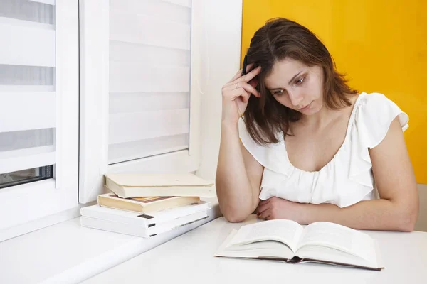 Giovane studentessa che legge un libro. Ragazza attraente che si prepara per gli esami all'università . — Foto Stock