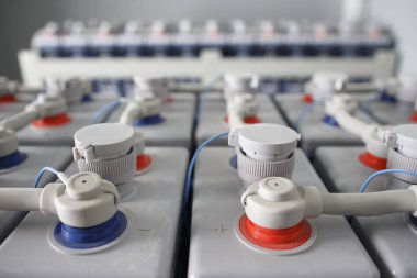 Elektrik Dc akü. Endüstriyel akümülatörler bağlı artı için eksi. Doğru akım kaynağı