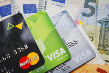 Berlin, Almanya - 29 Ağustos 2017: Plastik kredi kartı Mastercard ve Visa euro banknot arka plan üzerinde. Para kavramı
