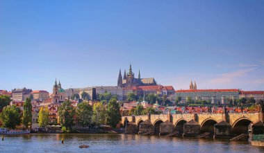 Prag tarihi merkezi bina ve yapılar eski Town, Prague, Çek Cumhuriyeti ile Vltava Nehri üzerinde doğal görünümü.