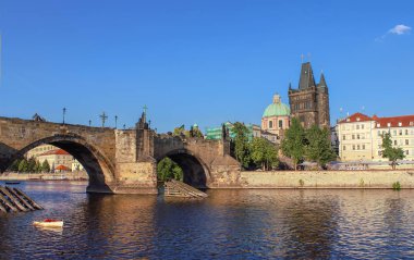 Prag Charles Köprüsü ve eski şehir tarihi mimari Vltava Nehri, Çek Cumhuriyeti üzerinde görüntüleyin. Prag cityscape açık gün güneşli yaz.