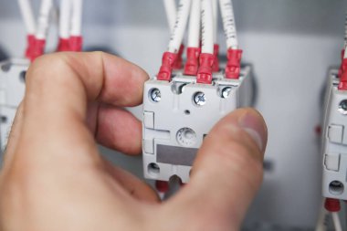 el elektrikçi yükler paketi anahtarının elektrik Denetim Masası'ndaki bağlı telleri ile yakın çekim.