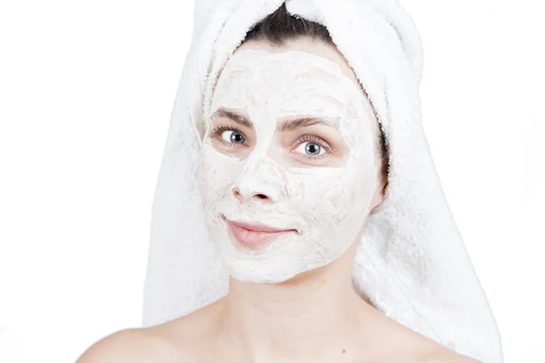 Portret van mooie vrouw in de handdoek met gezichts masker geïsoleerd op een witte achtergrond. Schoonheid en lichaam huid zorg concept — Stockfoto