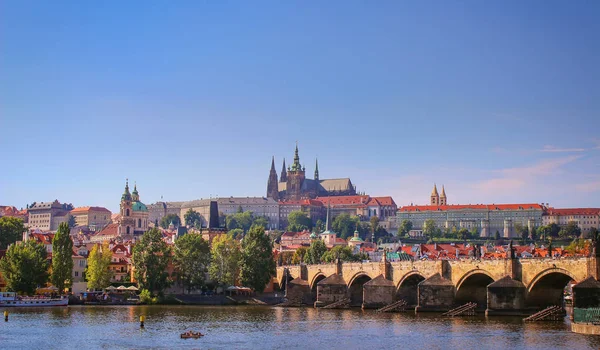 Vista panorámica del centro histórico de Praga sobre el río Moldava con edificios y monumentos del casco antiguo, Praga, República Checa . —  Fotos de Stock