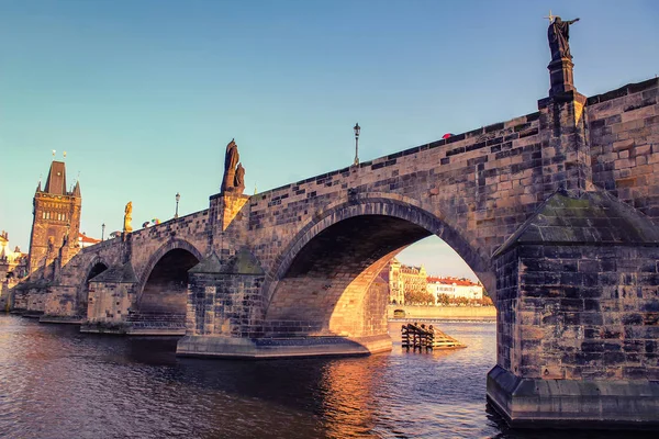 De Karelsbrug over de Moldau in Praag. Oude stad architectuur van de pier in Praag in de avond met duidelijke zomer hemel, Tsjechië. — Stockfoto