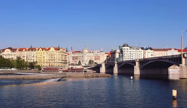 Praag stadsgezicht. Uitzicht op de Praagse historische gebouwen en bruggen over de Moldau. Stad landschap van gebouwen in Praag op duidelijke zomerdag. — Stockfoto