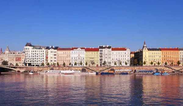 Prága városkép. Nézd a prágai Moldva-folyón. Városi táj épület Prága világos nyári napon — Stock Fotó