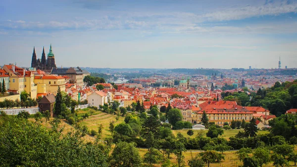 Prága városkép a kastély, a Moldva-folyó és a híres látnivalók és a történelmi építészet. Panorámás kilátás nyílik a prágai óváros nyári napon. Festői táj, a Cseh Köztársaság fővárosa. — Stock Fotó