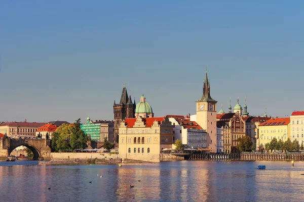 Uitzicht over Prague Old Town architectuur en de Karelsbrug over de Moldau, Tsjechië. Praag stadsgezicht in de avond met duidelijke hemel. — Stockfoto