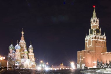 Moskova geceleri. Aziz Basil Katedrali ve Kremlin kırmızı kare üzerinde. Gece Moskova şehir görünümleri. Rus sermaye gece şehrin ışıkları.