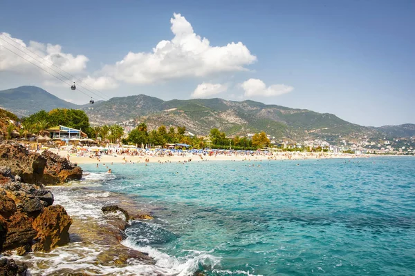 Tropical beach of Costa Brava on sunny summer day. Paradise lagoon on seaside resort of Spain. Tourists are bathing in the sea and sunbathing on beach. Sea landscape of nature of Mediterranean — Stock Photo, Image