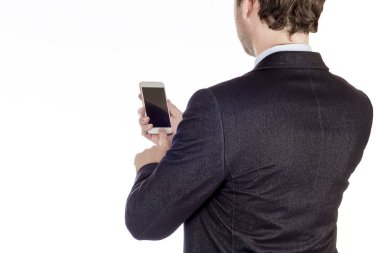 iş elbiseli adam beyaz bir arka plan üzerinde izole modern smartphone kullanır. İş işadamı elinde cep telefonu ile