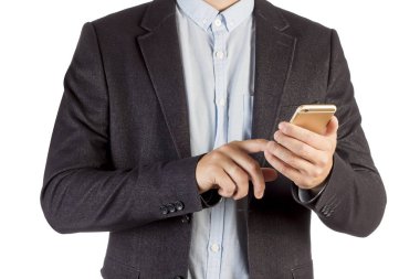 Beyaz arka plan üzerinde izole telefonla arama iş adamı. Bir iş takım elbise yakın çekim adam onun el closeup bir akıllı telefon ile.