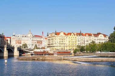 Prag yaz güneşli günüdür. Manzara Vltava Nehri Prag şehir. Çek Cumhuriyeti başkenti şehir manzarası.