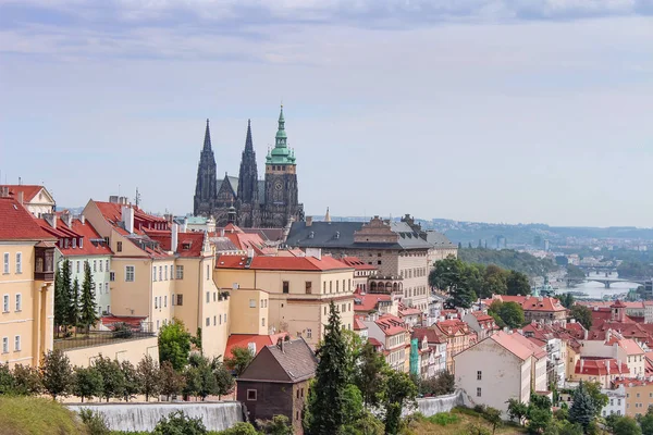 Het landschap van Praag van de oude stad in de vroege ochtend. Praag is een stadsgezichten. Tsjechische Republiek. — Stockfoto