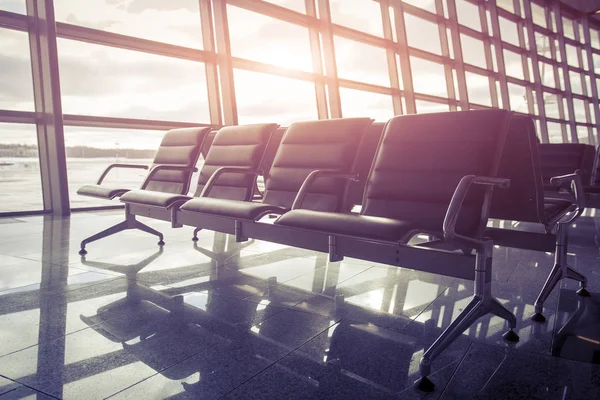 Καθίσματα στην αίθουσα αναμονής αεροδρομίου στο ηλιοβασίλεμα — Φωτογραφία Αρχείου