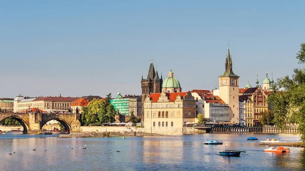 Praga. Bela paisagem de verão da cidade velha e os pontos turísticos de Praga. Vista da Ponte Charles e da Torre Powder . — Fotografia de Stock