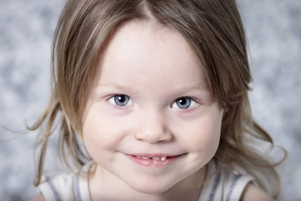 Potret bayi perempuan close-up. Bayi yang lucu tersenyum. Indah putih Kaukasia gadis melihat ke atas . — Stok Foto