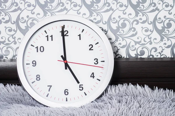 벽 시계입니다. 라운드 클래식 아파트에 시계. 시간 개념입니다. 방에 시계. 현대 인테리어 시계. — 스톡 사진
