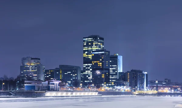 Paisaje de la noche Moscú. Paisaje urbano de la moderna Moscú por la noche. Las luces de la gran ciudad. Moscú por la noche en invierno . — Foto de Stock