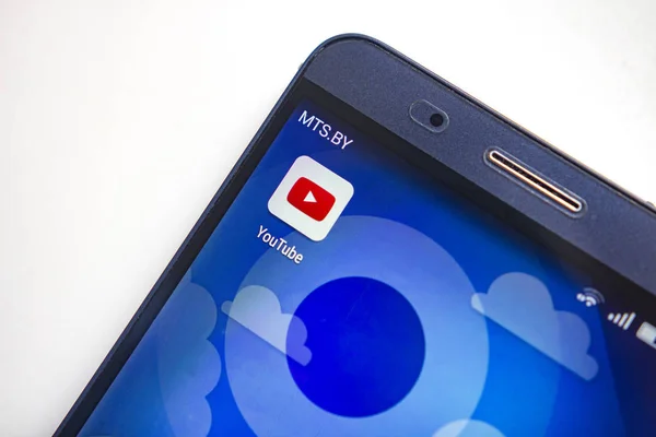 Berlin, deutschland - 19. november 2017: icon youtube app auf dem bildschirm modernes smartphone — Stockfoto