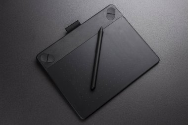 Siyah arkaplanda grafiksel tablet