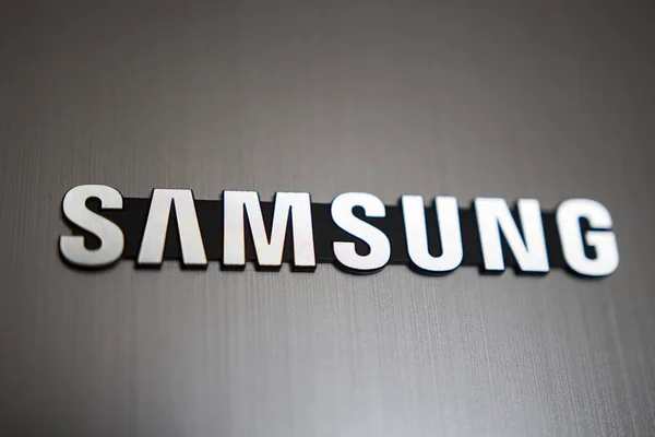 Minsk, Bielorrússia - 14 de abril de 2018: logotipo da Samsung. Empresa multinacional sul-coreana de electrónica . — Fotografia de Stock