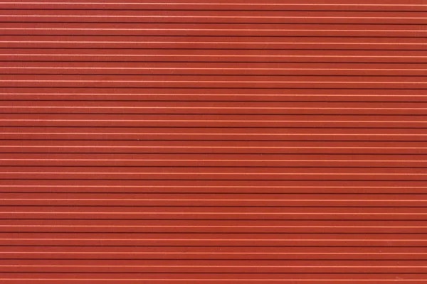 Czerwony metalowych w tle pasiasty. Tekstura powierzchni metalowe malowane czerwony. — Zdjęcie stockowe