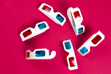 Pembe bir arka plan üzerinde 3D gözlük kağıt. Film kavramı. 3D Sinema