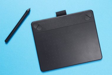 Siyah grafik tablet kalem mavi arka plan ile. Tasarımcı araç