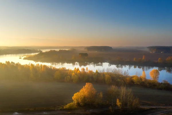 Piękny jesienny krajobraz rzeki i żółte drzewa na brzegu fr — Zdjęcie stockowe