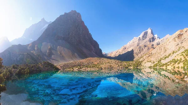 Lago Alaudin en las montañas de Fann en el día claro de verano. Tierras escénicas — Foto de Stock