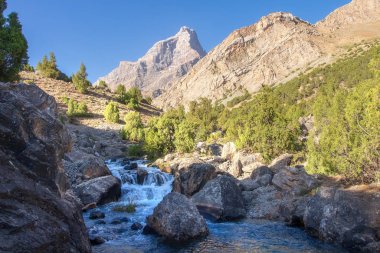 Yaz sabahında güzel bir dağ manzarası. Fann Dağı.