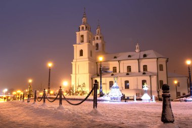 Geceleri Minsk şehri, Belarus. Chr 'deki Minsk Ana Kilisesi
