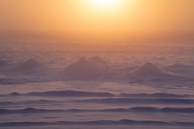 Kış dönemi. Kış gündoğumu. Noel zamanı. Güneş ışığı bitti.