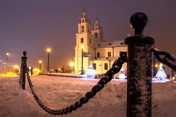 Minsk, Bielorrusia. Paisaje nocturno de la ciudad de Minsk en Navidad noche — Foto de Stock