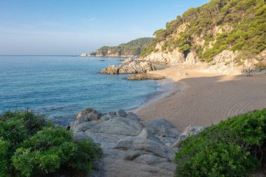 Lloret de Mar plajı Cala de Boadella. Güzel c üzerinde manzara