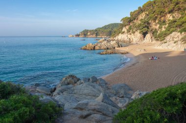 İspanya, Lloret de mar 'daki Cala de Boadella plajı. Güzel kumlu 
