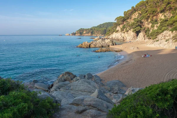 İspanya, Lloret de mar 'daki Cala de Boadella plajı. Güzel kumlu — Stok fotoğraf